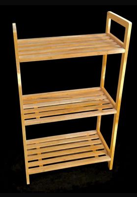 une étagère en bois comportant deux tablettes
