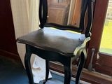 une chaise sur laquelle est posé un miroir, devant une fenêtre
