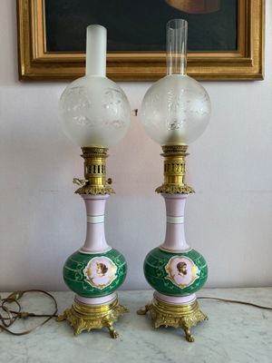 deux lampes posées sur une table à côté d'un tableau
