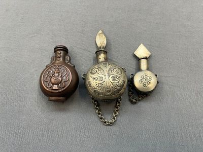 trois objets différents posés sur une table