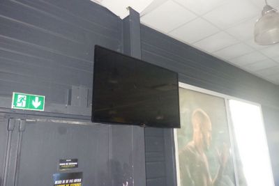 un téléviseur accroché au mur dans une pièce