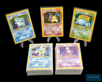 Quatre cartes Pokémon différentes sont représentées sur un fond noir.