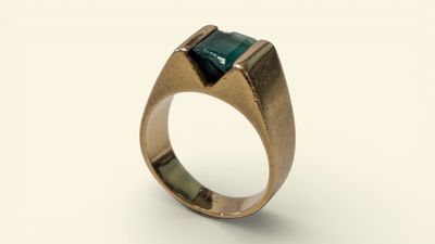 Bague Tank en or jaune 18K (750/°°) agrémentée d'une émeraud…