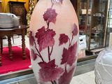 un grand vase posé sur une table en verre