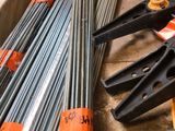 de nombreux types de barres d'acier et d'outils éparpillés sur le sol