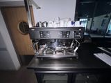 une machine à café posée sur un comptoir dans une cuisine