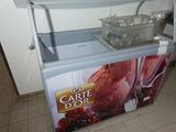un chariot sur lequel se trouvent des glaces, dans la cuisine