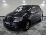 la photo d'une petite voiture noire garée dans un garage