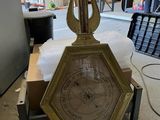 une horloge posée sur une table