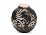 un vase noir et blanc orné d'un motif