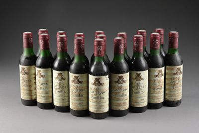 six bouteilles de vin sont alignées sur une table