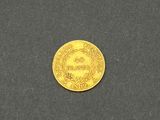 une pièce d'or sur une surface noire