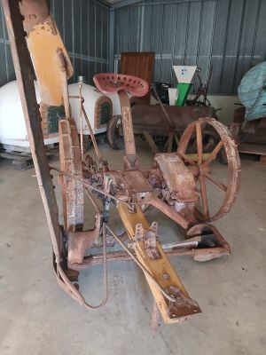 une grande machine qui se trouve dans un garage