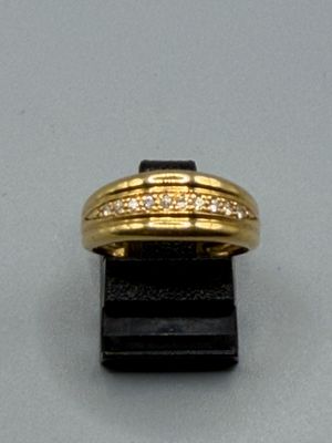 une photo d'une bague en or sertie de diamants