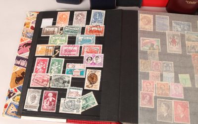 de nombreux timbres différents sur la couverture d'un livre