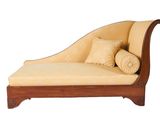 une photo d'une chaise longue avec des coussins dessus