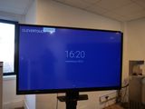 un grand téléviseur à écran plat dans un coin de la pièce