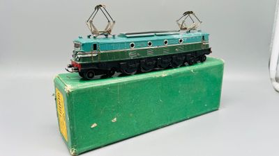 un petit train posé sur une boîte verte