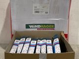 une boîte en carton contenant un paquet de cigarettes