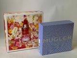 deux boîtes de parfum posées l'une à côté de l'autre sur une table