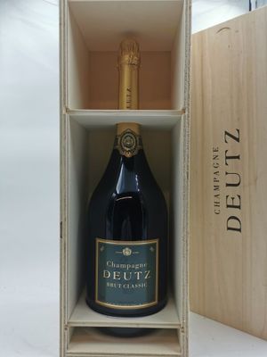 une bouteille de champagne dans un coffret en bois posée sur une table