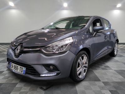 la voiture grise est garée sur un sol en damier dans le garage