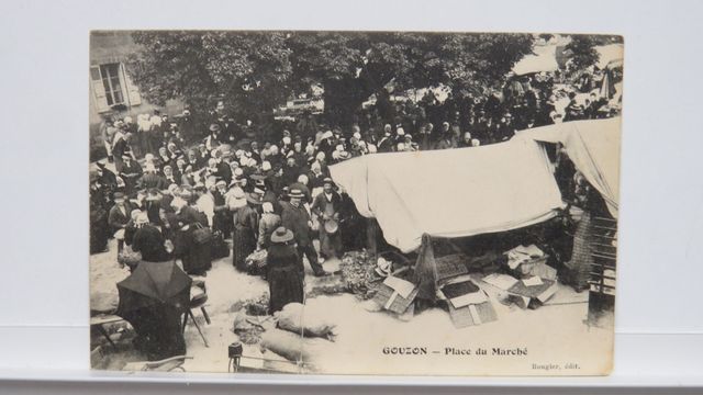 Gouzon : Place du Marché. TBE.