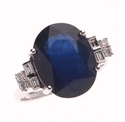 BAGUE en or gris 750 °/°° centrée d'un important saphir de t…