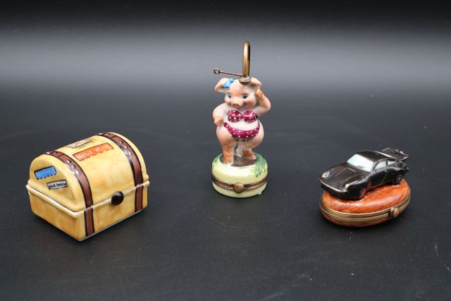 Trois boîtes en porcelaine : valise, cochon, voiture