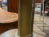 un vase posé sur une table