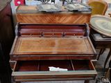 une commode surmontée d'un tiroir