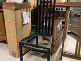une chaise posée devant une pile de cartons