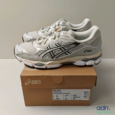 Chaussures de course Asics Gel-Kayano dans une boîte posée sur une table