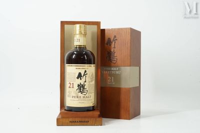 une photo d'une bouteille de whisky japonais dans un coffret en bois