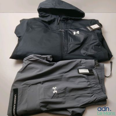 un pantalon et un sweat à capuche posés sur une table