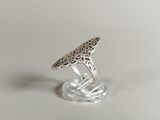 bague en argent sterling ornée d'un motif en filigrane sur une base en acrylique transparent