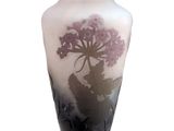 un vase sur lequel est représentée une fleur