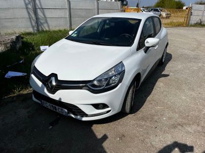 la voiture blanche est garée sur le côté de la route