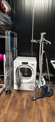 une machine à laver et un sèche-linge dans une chambre équipée de lits superposés