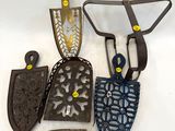 de nombreux outils de jardinage de toutes sortes posés sur une surface blanche