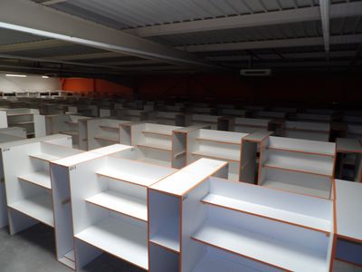 12 rangées biface de racks « Box » mélaminé blanc et orange.