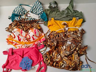 quatre types différents de maillots de bain disposés sur une table