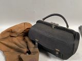 un sac noir et un sac marron posés sur une table