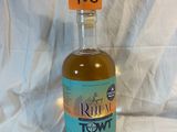 une bouteille de rhum posée sur une table