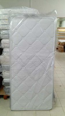 un matelas posé sur une palette dans un entrepôt