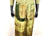 une photo d'un mannequin vêtu d'une robe verte et jaune
