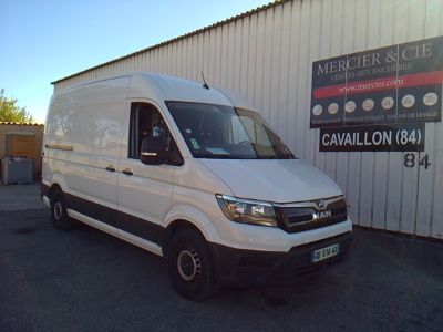 la camionnette blanche est garée devant un bâtiment