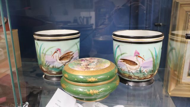 Paire de cache-pot de style Napoléon III et pot couvert en porcel...