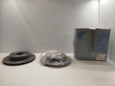 une photo d'une paire de disques de frein posés sur un comptoir