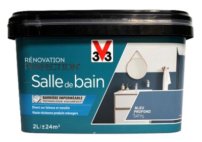 un gros plan d'un pot de peinture sur fond blanc